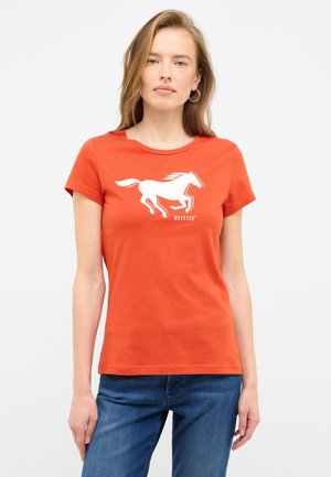 Rotes Baumwoll-T-Shirt mit einem weißen Pferde-Motiv und dem Wort "MUSTANG". Kurze Ärmel, runder Ausschnitt und normale Passform.