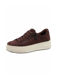 Zapatilla de ante de leopardo de color rojo oscuro, con cordones planos y cremallera lateral. Cuenta con una suela de goma clara y estriada para mayor tracción.