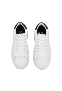 Weiße Sneaker mit einem glatten Lederobermaterial, flachen Schnürsenkeln und schwarzen Akzenten am Kragen. Strukturierte Sohlen sind entlang der Ränder sichtbar.