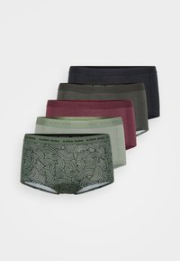 Ensemble de six boxers de différentes couleurs : noir, vert foncé, bordeaux, vert clair et vert à motifs. Chacun arbore une ceinture avec logo.