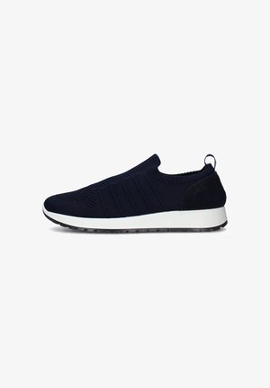 Sneaker navy slip-on con tomaia in maglia testurizzata, suola intermedia bianca e suola in gomma nera. Presenta un pannello per il sollevamento per una facile vestibilità.