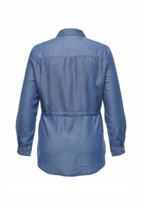 Denim srajca, svetlo modra, dolgi rokavi z gumbastimi manšetami, ovratnik, zategnjen pas, z gladko teksturo in detajli šivanja.