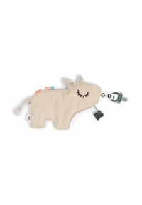 Beige kangast mänguasi, mis on kujutatud loomana, kaunistatud pehme sabaga ja kõrvadega, mustade tikanddetailidega ning värviliste kangast silte külgedel.