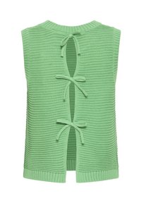 Veste sans manches en tricot vert avec des côtes horizontales et trois nœuds noués le long de l'ouverture au dos.