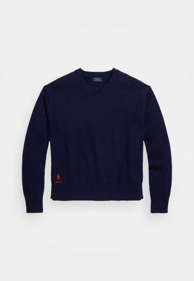 Marineblauwe gebreide trui met een ronde hals en ribgebreide manchetten. Heeft een klein rood geborduurd logo aan de onderzijde links.