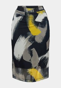 Jupe crayon longueur genou avec un motif abstrait de coups de pinceau en noir, blanc, gris et jaune sur un tissu léger.