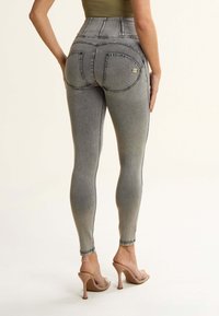 Freddy Farkkuleggingsit - light grey jeans black seams