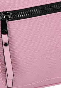 Bolsa de tela rosa con una textura suave, un zipper negro y un tirador de zipper a juego. Logo estampado en el lado para branding.