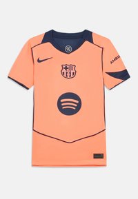 Nike Barça majica u svijetlo narančastoj boji s mornarčkim akcentima. Sadrži logo kluba, Spotify krug dizajn i kratke rukave. Lagana, atletskog kroja.