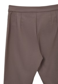 Braune maßgeschneiderte Hose mit glatter Textur, gefälteltem Design und einem taillierten Bund. Ideal für formelle oder legere Anlässe.