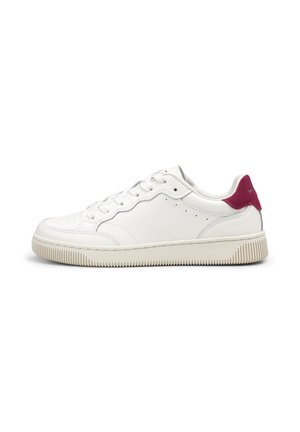 Sneaker bianco in pelle con accentuazione in camoscio bordeaux sul tallone, suola in gomma testurizzata e design classico con lacci, arricchito da dettagli perforati.
