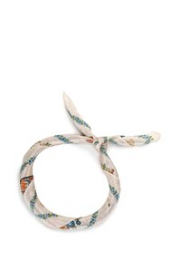 Foulard di seta color crema con motivo floreale; presenta fiori blu e farfalle arancioni. Concludo con un nodo a un'estremità.