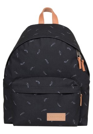 Mochila negra con pequeños patrones de plumas blancas, tiradores de cremallera de cuero marrón claro y una etiqueta de marca de cuero marrón claro en el bolsillo frontal.