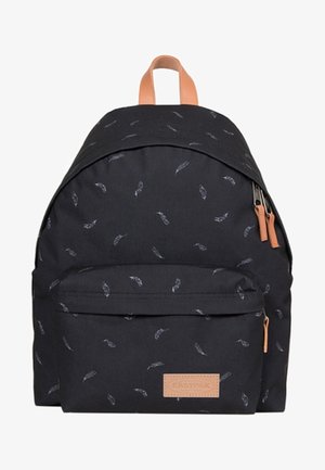 Czarny plecak z drobnymi białymi wzorami piór, jasnobrązowymi skórzanymi uchwytami zamków i jasnobrązową skórzaną metką z logo na przedniej kieszeni.