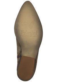 Zapato plano de ante con punta afilada, color marrón claro, y suela lisa con un logotipo en relieve y la impresión del tamaño 37.