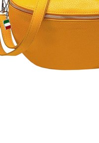 Geel faux leren ronde crossbody tas met een gestructureerd oppervlak en een zilveren rits. Voorzien van een klein Italiaans vlaggetje charm eraan bevestigd.