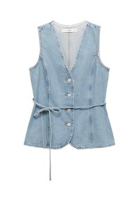 Denimvest i lyseblå med dyb V-udskæring, fem knapper foran og bindebælte i taljen. Glat stof med en struktureret form.