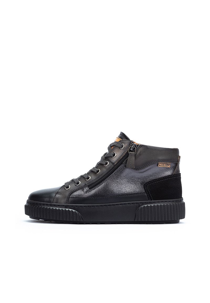 Zapatillas altas de cuero negro con acentos texturizados, que cuentan con un cierre lateral, ojales de metal y una suela de goma gruesa.