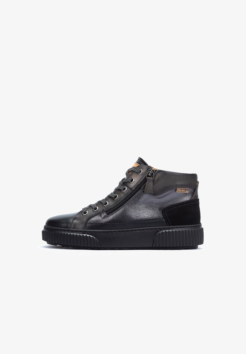 Zapatillas altas de cuero negro con acentos texturizados, que cuentan con un cierre lateral, ojales de metal y una suela de goma gruesa.