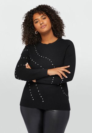 Maglione nero a maniche lunghe con scollatura rotonda, decorato con borchie argentate disposte in un motivo a spirale sul davanti. Tessuto testurizzato.