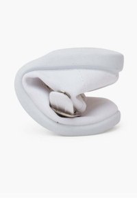 Scarpa bianca pieghevole con una tomaia in tessuto morbido e suola in gomma flessibile. Presenta un anello di metallo per una chiusura sicura e un design senza cuciture.