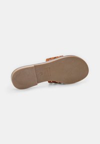 Infradito in suede marrone con suola in gomma testurizzata, caratterizzate da cinturini sottili davanti al piede e design piatto.