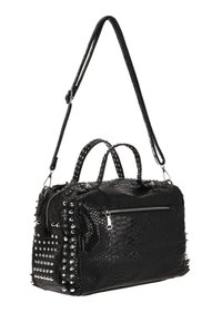 Geantă neagră cu aspect texturat, imitație piele de șarpe. Are ținte argintii pe părți, două mânere și o curea reglabilă. Închidere cu fermoar.