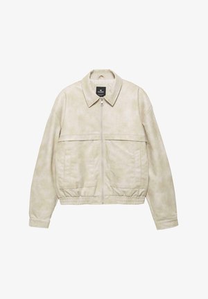 Világos bézs színű dzseki puha műbőrből. Galléros nyakkal, cipzáras záródással, rugalmas szegéllyel és két elülső zsebbel rendelkezik.