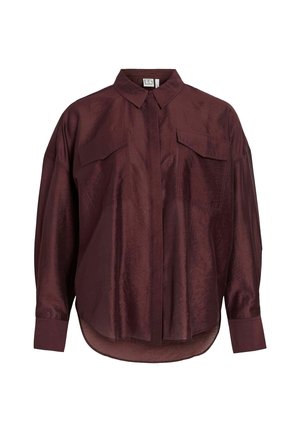 Chemise bordeaux à manches longues fabriquée en tissu lisse et brillant. Comprend un devant boutonné, un col et deux poches poitrine. Ourlet arrondi.