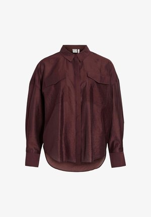 Burgundy, långärmad skjorta i ett slätt, blanka tyg. Har knäppning framtill, krage och två bröstfickor. Rundad nederkant.