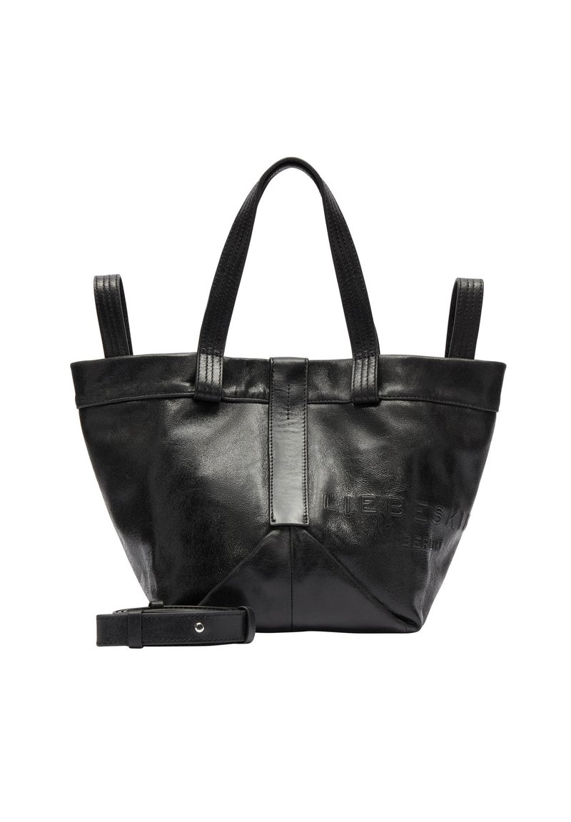 Czarna skórzana torba tote o wyraźnym, kanciastym kształcie. Posiada podwójne uchwyty u góry oraz odpinany pasek. Subtelny, wytłoczony detal z brandingiem.