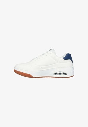 Witte sportschoenen met een glad bovenwerk, geperforeerde accenten, marineblauwe hieldetails en een doorzichtige luchtkussen in de zool. Rubberen buitenzool.
