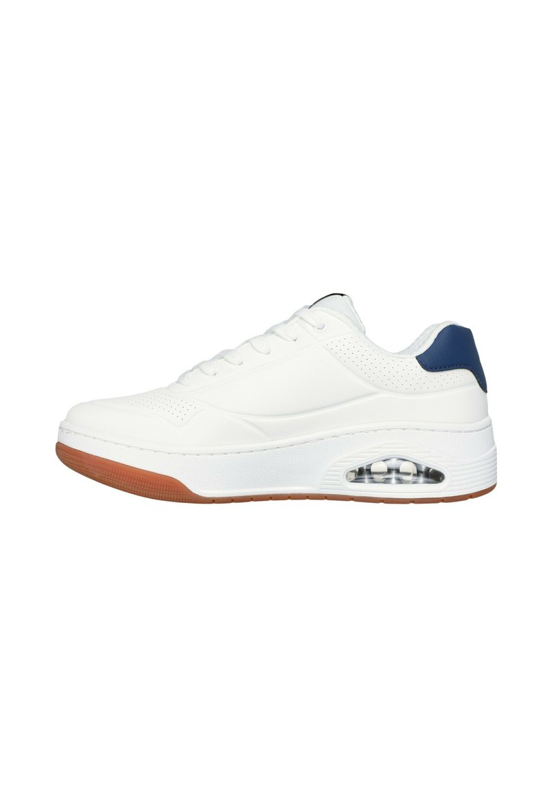 Scarpe da ginnastica bianche con una parte superiore liscia, dettagli perforati, un tallone di colore blu navy e un cuscinetto d'aria trasparente nella suola. Suola in gomma.