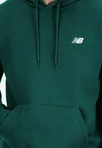 New Balance ESSENTIALS FRENCH - Felpa con cappuccio - nightwatch green