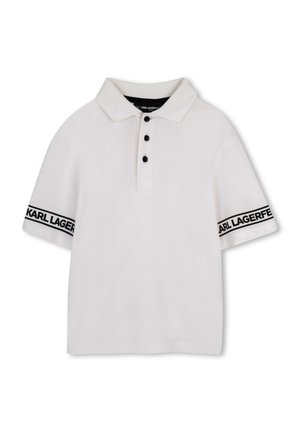 Biała koszulka polo z krótkim rękawem, czarnymi guzikami i paskami z napisem "KARL LAGERFELD" na każdym rękawie.