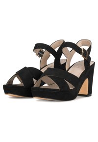 Sandalias de plataforma de ante negro con puntera abierta, diseño de tiras cruzadas, hebilla en el tobillo y un tacón grueso para mayor altura.