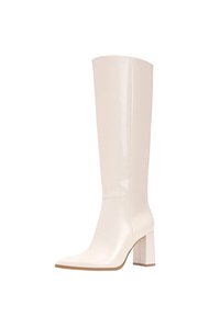 Bottes blanches en cuir verni hauteur genou avec un bout carré et un talon chunky. Elles possèdent une texture lisse et brillante avec un design minimaliste.
