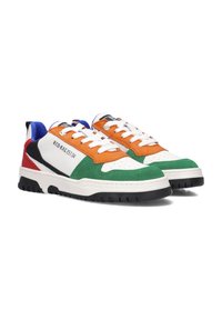 Kleurige sneakers met een combinatie van witte leer, groene suede en oranje accenten. Dikke zwarte rubberen zool en witte veters.