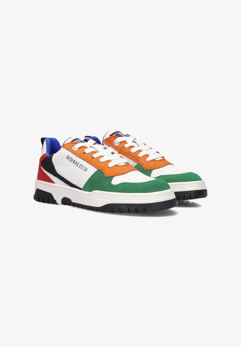 Kleurige sneakers met een combinatie van witte leer, groene suede en oranje accenten. Dikke zwarte rubberen zool en witte veters.