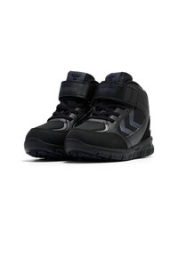 Schwarze High-Top-Sneaker aus synthetischem Material, mit strukturierter Oberfläche, Klettverschluss und seitlichen Logoakzenten. Gummisohle mit Traktionsmuster.