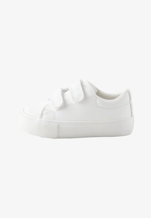 Adidași albi pentru copii cu două barete velcro și talpă din cauciuc texturată, vedere laterală pe fundal alb.
