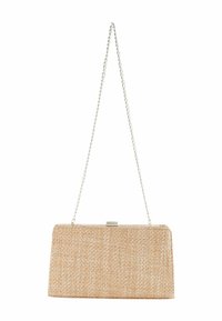 Bolso de mano rectangular de lona beige con un marco de metal plateado y una larga cadena de metal plateado colgando sobre un fondo blanco.