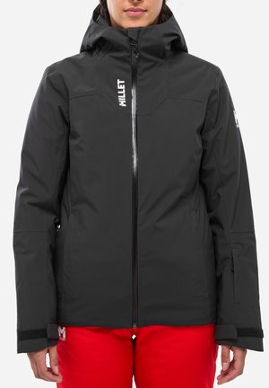 Veste noire imperméable avec capuche, fermeture éclair à l'avant et logo sur la poitrine. Présente une texture lisse et une coupe ajustée.