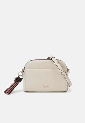Sac bandoulière rectangulaire beige clair avec une surface texturée, une sangle ajustable, une fermeture éclair et une petite étiquette en tissu rayée sur le côté.