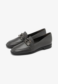 Sive usnjene loafers čevlje z kvadratnim prstom in dekorativnim kovinskim sponko. Raven podplat z gladko teksturo, zasnovan za enostavno nošenje.