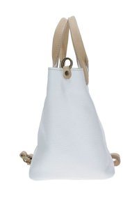 Sac à main en cuir texturé blanc de forme triangulaire. Poignées en cuir beige attachées par un anneau en métal. Pas de motifs ni d'accents visibles.