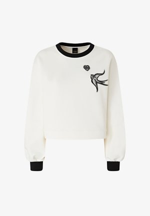 Kratka bijela majica s crnim detaljima, okruglim izrezom i izvezenim dizajnom lastavice i srca na prednjoj strani. Mekani tekstura tkanine.