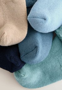 Gemischte Socken in Beige, Hellblau, Dunkelblau und Grüntönen, die ein strukturiertes Strickmuster mit abgerundeten Zehen und Knöchellänge zeigen.