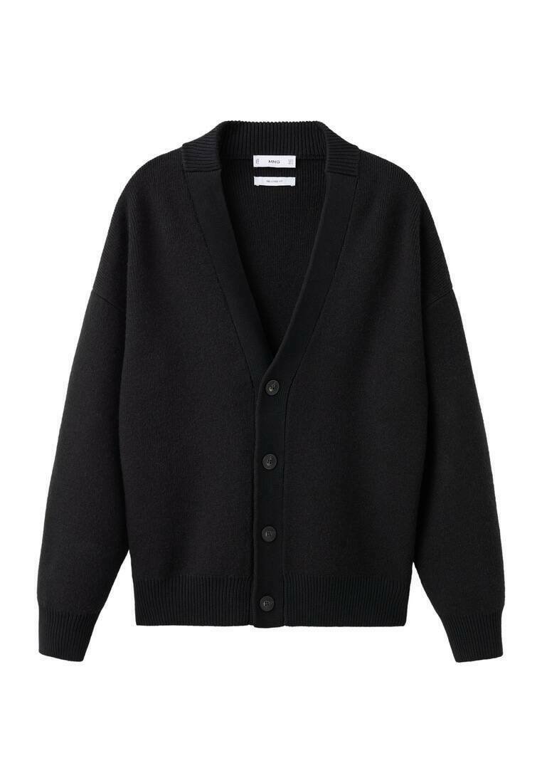 Zwarte gebreide cardigan met een V-hals, ribbels aan de manchetten en onderrand. Bevat zes voorknopjes, heeft een relaxed fit en brede mouwen.