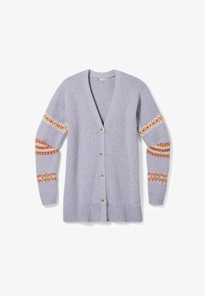 Lys lilla strikjakke med v-udskæring, fem knapper og mønstrede skulderdetaljer i rød, gul og hvid. Ribbet manchetter og kant.